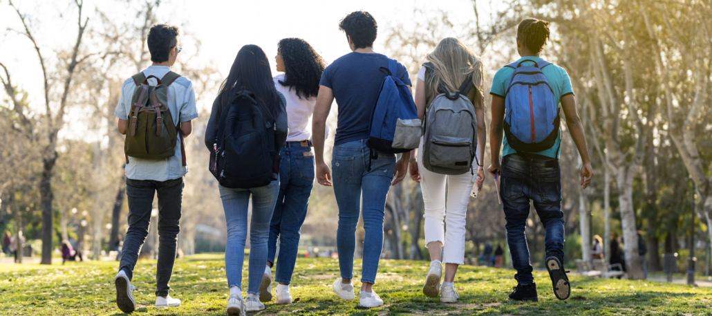 stuwalk Group of students walking to class
